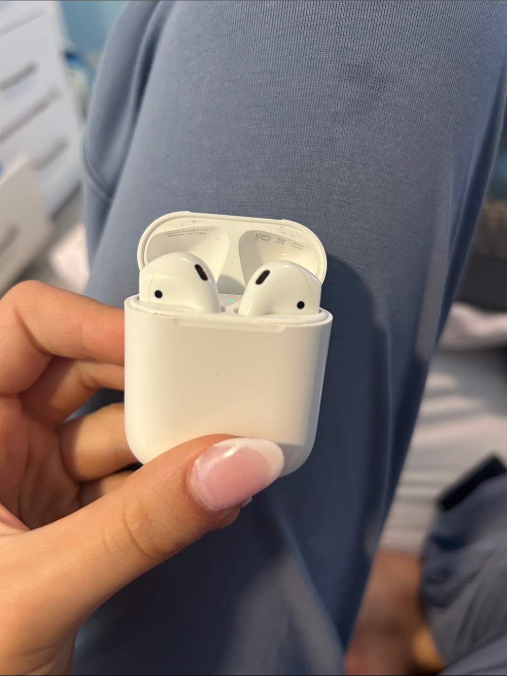 Apple Airpods 2nd Generation with Wireless Charging Case Slightly Used